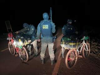 Bicicletas e drogas apreendidas por policias do DOF (Foto: Divulgação/DOF)