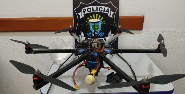 Drone com coca&iacute;na &eacute; apreendido enroscado em &aacute;rvore perto de pres&iacute;dio