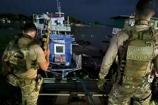 Momento que policiais federais abordaram a embarcação no Rio Paraguai (Foto: Divulgação | PF)