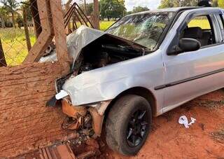 Carro após bater em muro, na cidade de Ivinhema. (Foto: Ivinotícias)