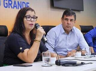 Diretora adjunta da Agetran, Andrea Luísa, e vereador Beto Avelar durante reunião na Câmara (Foto: Caroline Maldonado)