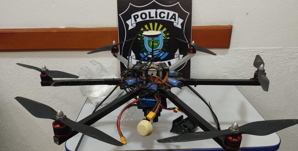 Drone com cocaína é apreendido enroscado em árvore perto de presídio