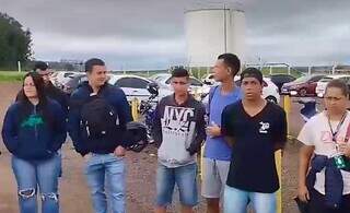 Trabalhaodres demitidos parados em frente à empresa ontem, em vídeo enviado ao Campo Grande News. (Foto: Reprodução)
