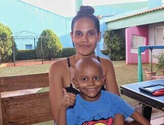 Jaqueline Souza Gomes e o filho Pietro, de 4 anos, paciente da AACC/MS. (Foto: Paulo Francis)
