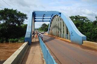 Ponte em Jardim, cidade que teria recebido uma &#34;chuva de sapos&#34;, segundo o ChatGPT. (Foto: Divulgação)