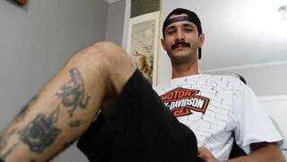 Eduardo Louber, o &#39;York&#39;, ganhou tatuagem de &#39;Pirocossauro&#39; na perna. (Foto: Alex Machado)