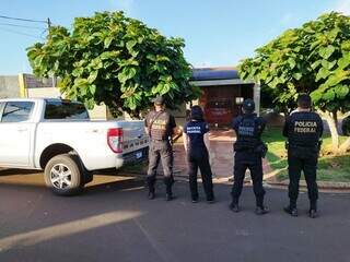 Policiais federais e agente da Receita em um dos endereços onde foram cumpridos mandados (Foto: Divulgação)