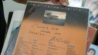 No verso da capa do disco, Carlos tem autográfo assinado por Almir Sater. (Foto: Alex Machado)