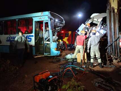Grave: acidente entre ônibus e carreta deixa três presos em ferragens 
