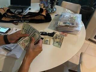 Agente da PF conta dinheiro apreendido em operação contra o tráfico, nesta quinta-feira (Foto: Divulgação)