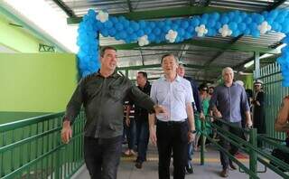 Governador Eduardo Riedel e o prefeito de Bodoquena, Kazuto Horii em corredor da escola (Foto: Saul Schramm)