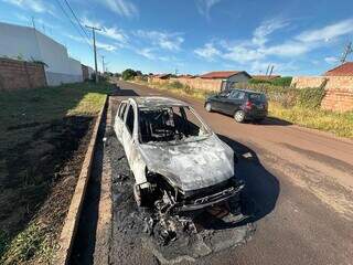 Carro foi destruído pelo fogo (Foto: Marcos Maluf) 