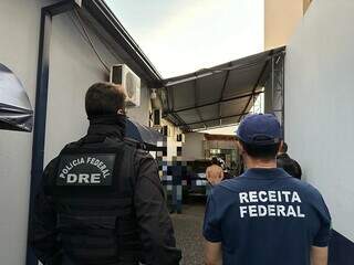Agentes da PF e da Receita durante operação nesta quinta-feira em Ponta Porã (Foto: Divulgação)