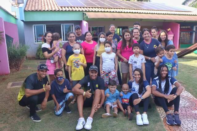 Atletas do v&ocirc;lei fazem visita especial &agrave;s crian&ccedil;as da AACC