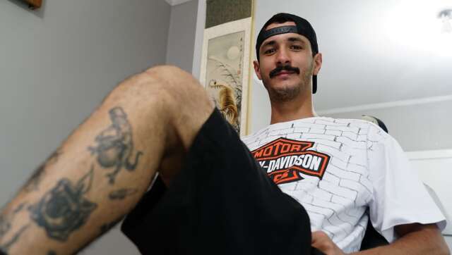 Na brincadeira, Eduardo ganhou do amigo tatuagem de &#039;Pirocossauro&#039; 