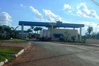 Unidade da JBS no bairro Nova Campo Grande e é alvo do protesto. (Foto: Kamila Alcântara)