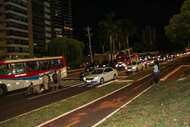 Idosa &eacute; atropelada em faixa de pedestre e aguarda 1h por resgate do Samu