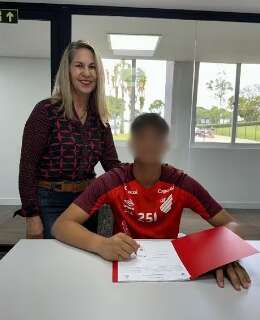 Bruninho, filho de Eliza Samudio, assina contrato no dia do aniversário da mãe