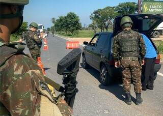 Equipes fiscalizando veículos nas fronteiras de Mato Grosos do Sul (Foto: Divulgação)