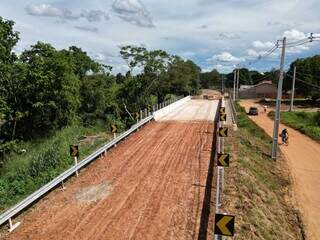 Ponte de concreto sobre o Córrego Vilas Boas, uma das obras a serem entregues em Miranda (Foto: Agesul)
