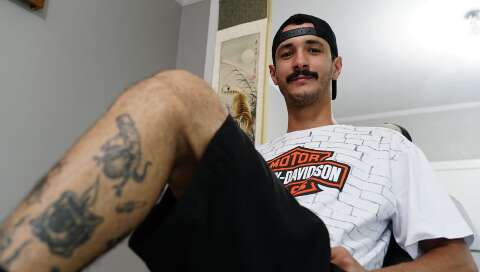 Na brincadeira, Eduardo ganhou do amigo tatuagem de 'Pirocossauro' 