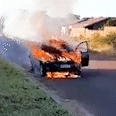 No meio da rua, carro é engolido pelo fogo na Vila Nasser 