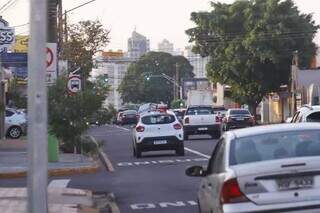 Carros andando na faixa exclusiva para ônibus na Rua Rui Barbosa (Foto: Paulo Francis)