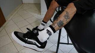Na perna, tatuagem inusitada passa &#39;batida&#39; à primeira vista. (Foto: Alex Machado)
