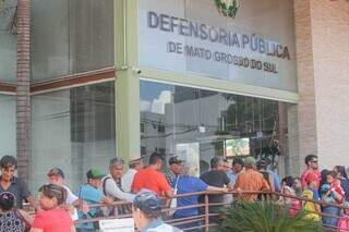 Fachada de um dos prédios da Defensoria Pública de Mato Grosso do Sul, em Campo Grande, com fila de pessoas aguardando atendimento (Foto: Arquivo/Marcos Maluf)