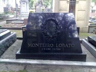 Local onde está enterrado o escritor José Bento Renato Monteiro Lobato, que viveu entre 1882 e 1948 – Foto: Reprodução