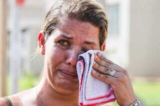 Sirlene Soares de Castro chora ao falar sobre filho, que foi morto por vizinha. (Foto: Henrique Kawaminami)