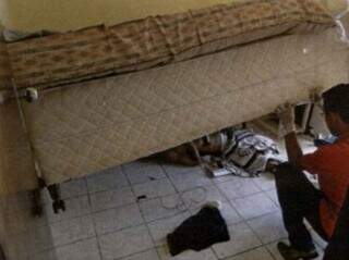 Corpo da vítima foi encontrado debaixo da cama no apartamento que ele morava (Foto: Reprodução/processo)