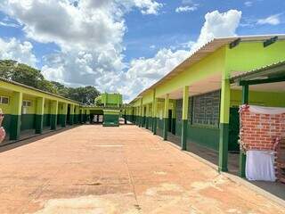 Escola Estadual Dr. João Ponce de Arruda, em Ribas do Rio Pardo, com pintura nova (Foto: Marcos Maluf)