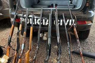 Armas apreendidas com grupo investigado por aplicar golpes em Dourados (Foto: divulgação / Polícia Civil) 
