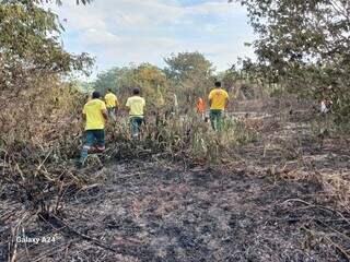 Brigadistas voluntários em área atingida pelo fogo no Pantanal nos primeiros dias de fevereiro (Foto: divulgação IHP)