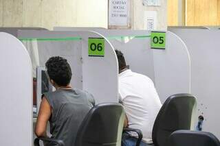 Candidatos durante atendimento na agência, localizada no Centro de Campo Grande (Foto: Henrique Kawaminami)