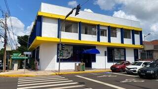 Na esquina da Rua Treze de Maio com Antônio Maria Coelho, prédio já foi pintado com as cores da bandeira de Campo Grande (Foto: Antonio Bispo)