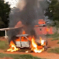 Vídeo mostra incêndio consumindo carro e casa às margens de rodovia 