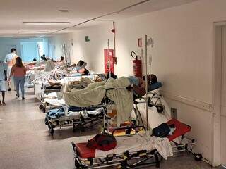 Pacientes no corredor da Santa Casa de Campo Grande (Foto: Direto das Ruas)