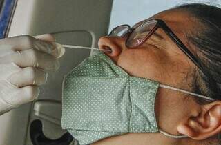 Mulher faz exame antígeno nasal para detectar Covid-19 (Foto: Divulgação)