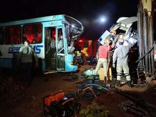 Ônibus destruído após colisão em estrada. (Foto: Tudo do MS)