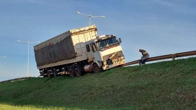 Carreta bate, fica presa em guard-rail e quase tomba ap&oacute;s motorista dormir