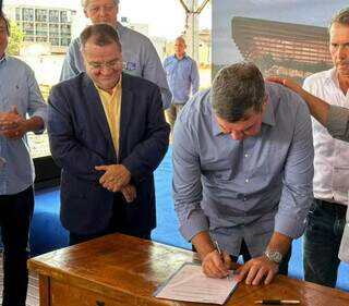 Governador Eduardo Riedel assina ordem de serviço da obra, junto ao prefeito de Ribas, João Alfredo Danieze (Foto: Marcos Maluf)