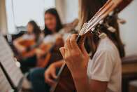 Com inscrições abertas, projeto dá aulas gratuitas de instrumentos musicais