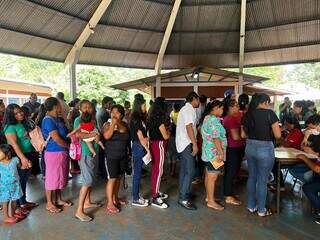 Indígenas da Reserva de Dourados fazem fila para serem vacinados contra a dengue, em escola (Foto: Divulgação/Prefeitura de Dourados)
