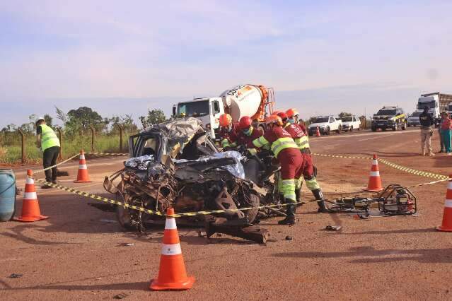 Casal morre em acidente no anel rodovi&aacute;rio e corpos ficam presos nas ferragens 