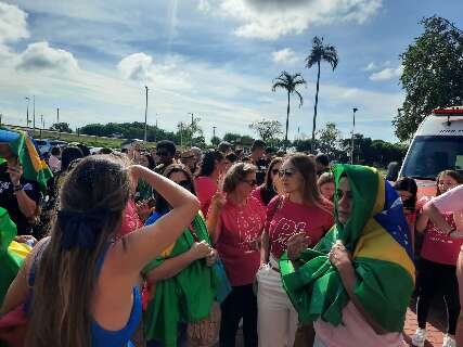 Fãs "madrugam" em frente a pavilhão de eventos para ver Michelle Bolsonaro 