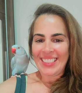 Representante comercial Emanoelly Siqueira, e o pássaro desaparecido. (Foto: Direto das Ruas)
