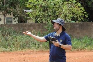 Servidor da Semadur direcionando drone para sobrevoar em terrenos baldios de Campo Grande (Foto: Divulgação/Prefeitura de Campo Grande)