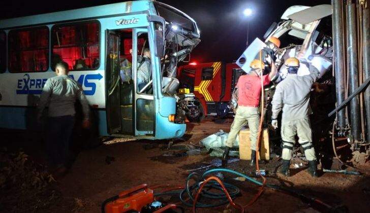 Morre segunda vítima de acidente entre caminhão e ônibus 